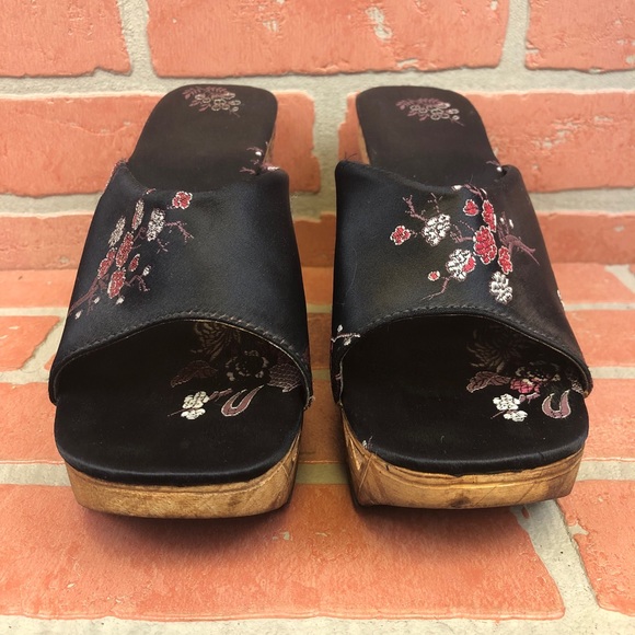 Vintage Carved Wedge Platforms - Picture 3 of 7